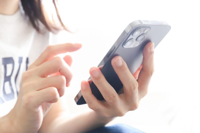 Xの背景が白くなったのはなぜ？ダークモードが消えた原因と元に戻す方法